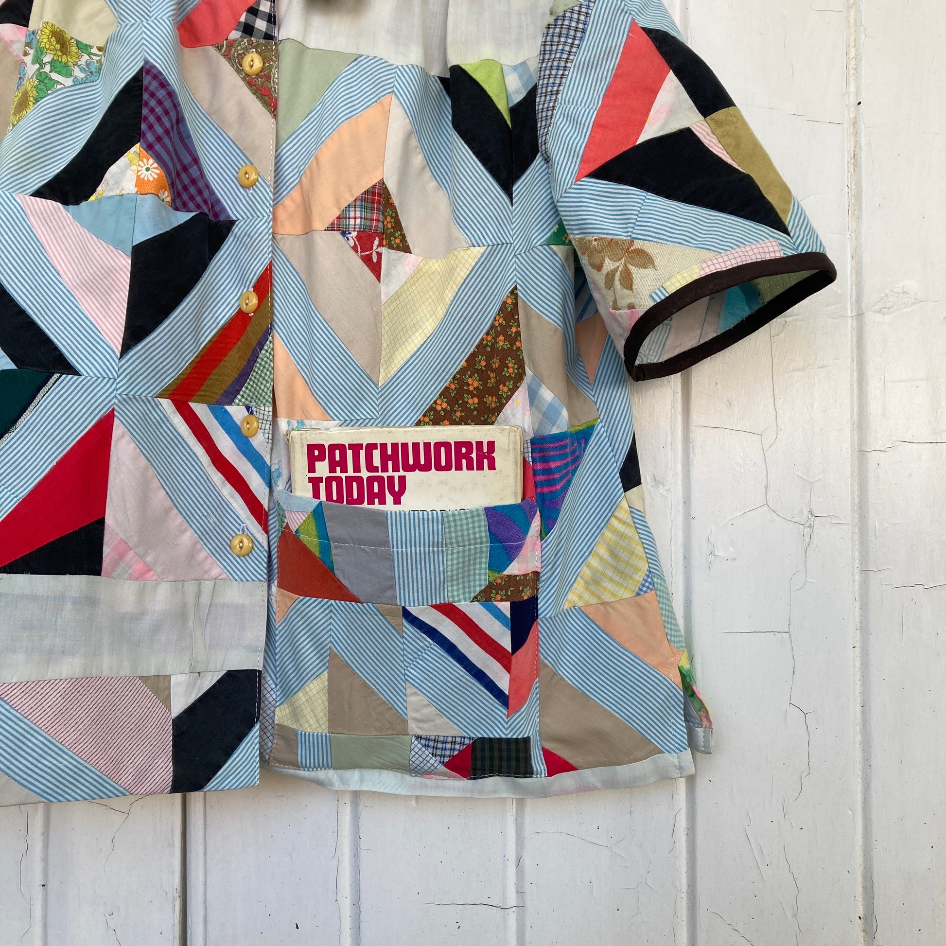 Short-sleeved shirt made from a found piece of 60s/70s patchwork in various bright and pastel colours (close-up of pocket)