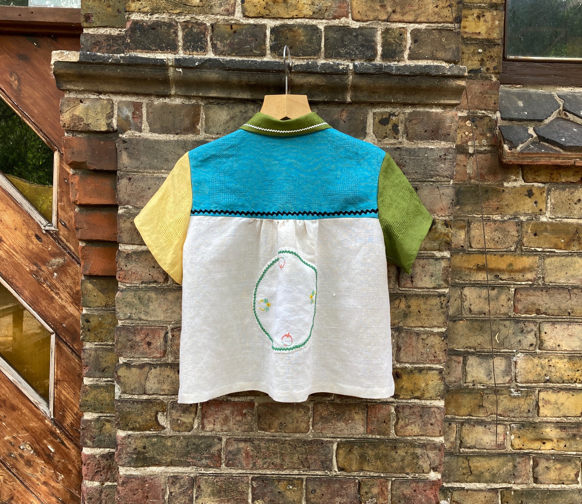 Short-sleeved shirt made from a patchwork of multicoloured vintage linen napkins (back view)
